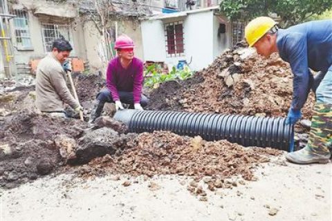 更換老舊小區地下管道 600余居民過上“清爽”生活